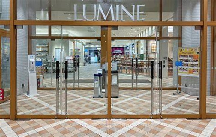 ルミネ立川の館内で看板と動線を確認しながら書店へ向かうイメージ