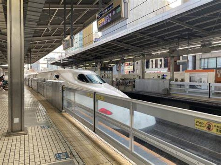 京都駅から名古屋駅へ向かう新幹線のイメージ