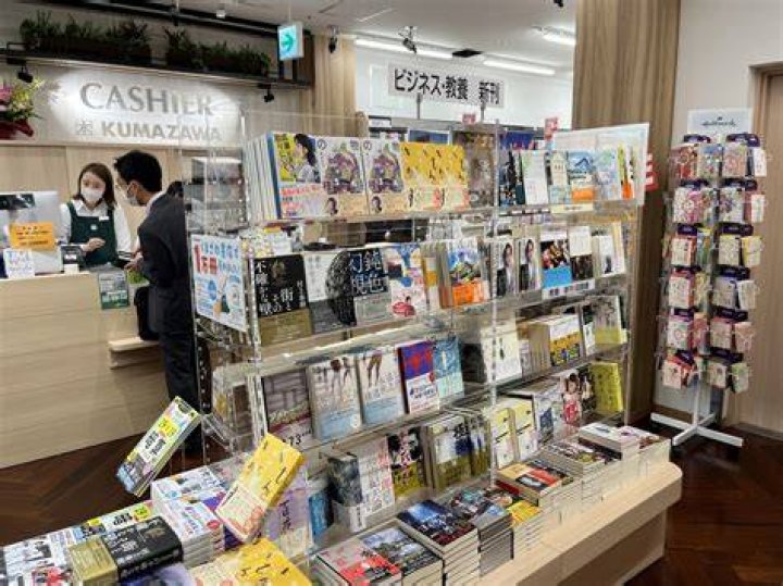 書店の新刊コーナーやフェア棚を確認して選ぶイメージ